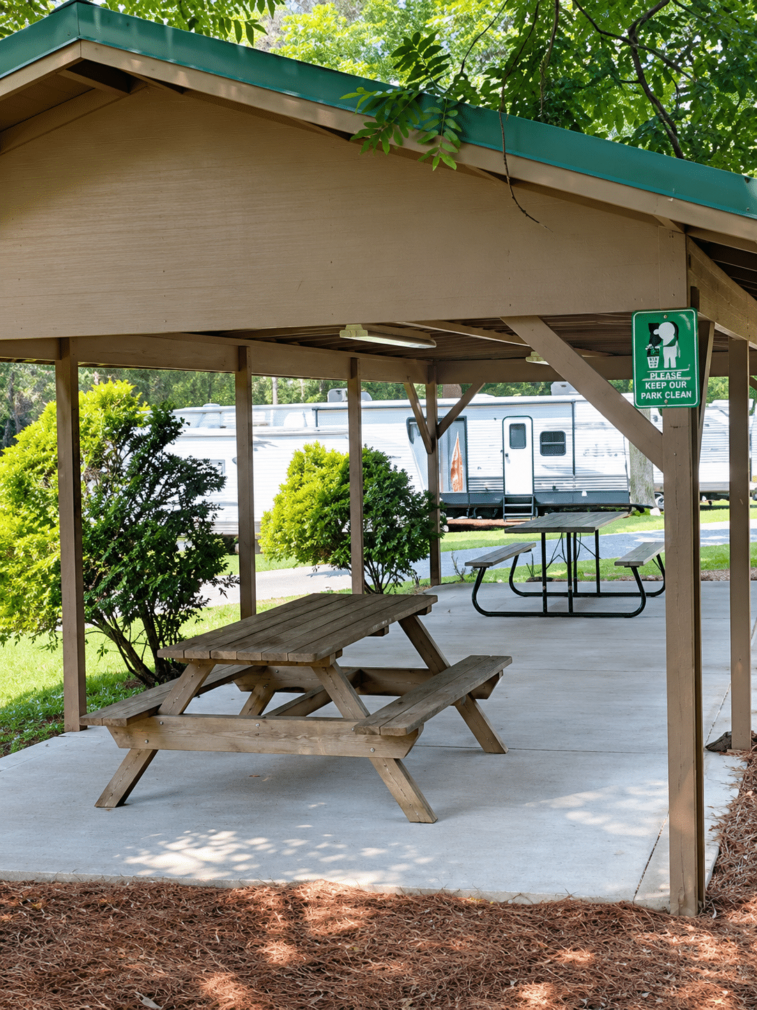 Covered picnic pavilion at L&D RV Park