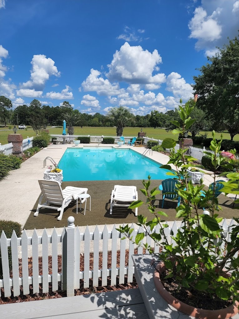 Swimming pool at Pebble Hill RV Park