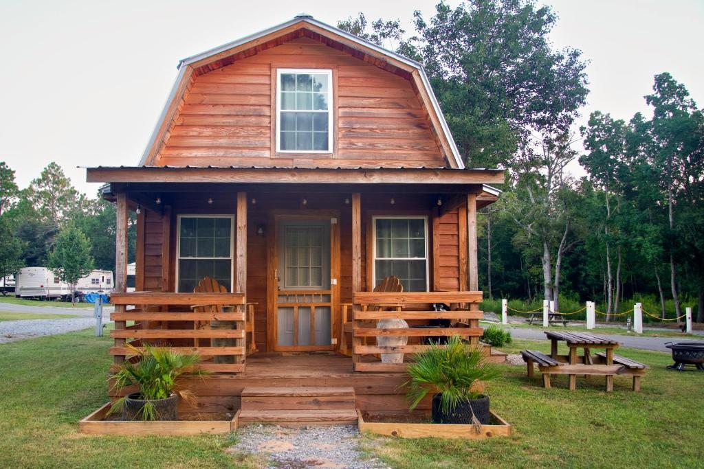 Front porch of the Georgia Golf Cottage at Wanee Lake Golf & RV Resort